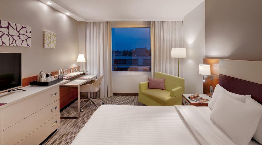 Готель Courtyard By Marriott Zurich North Екстер'єр фото