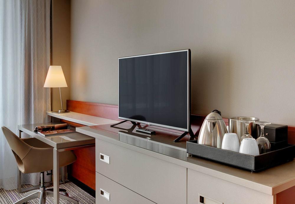 Готель Courtyard By Marriott Zurich North Екстер'єр фото