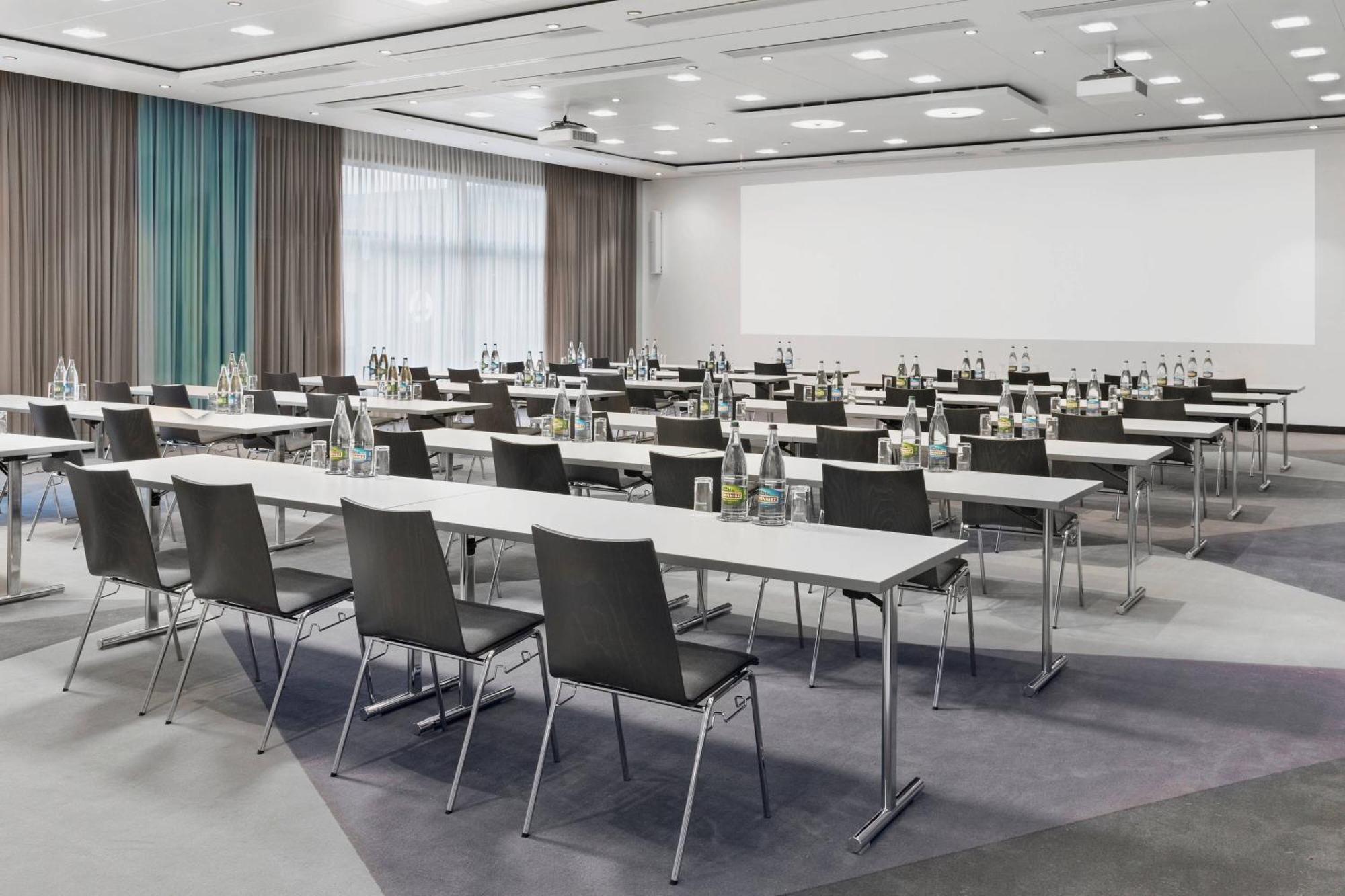 Готель Courtyard By Marriott Zurich North Екстер'єр фото