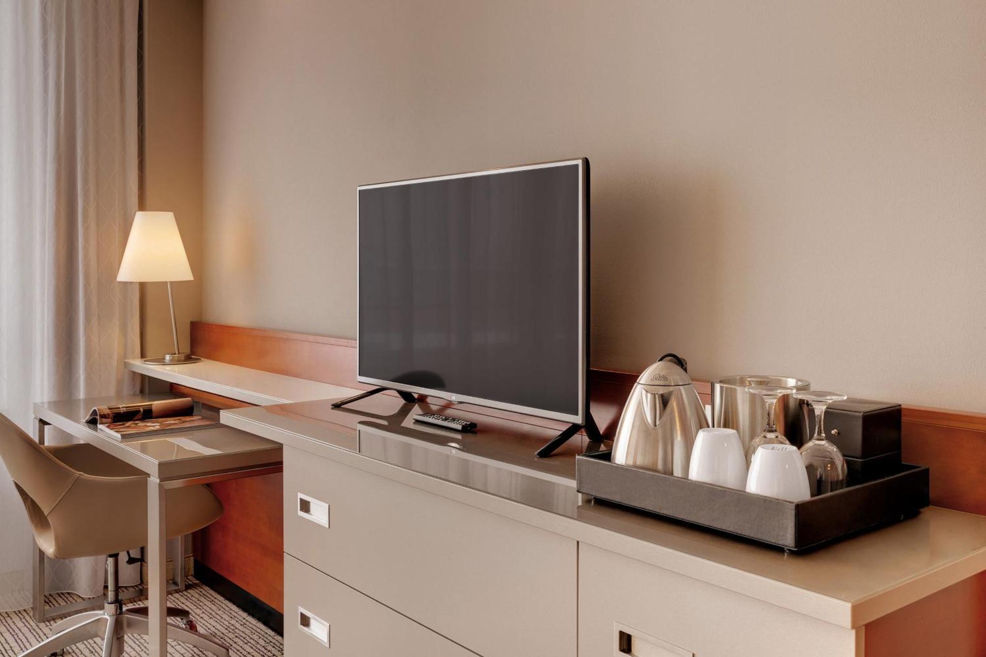 Готель Courtyard By Marriott Zurich North Екстер'єр фото