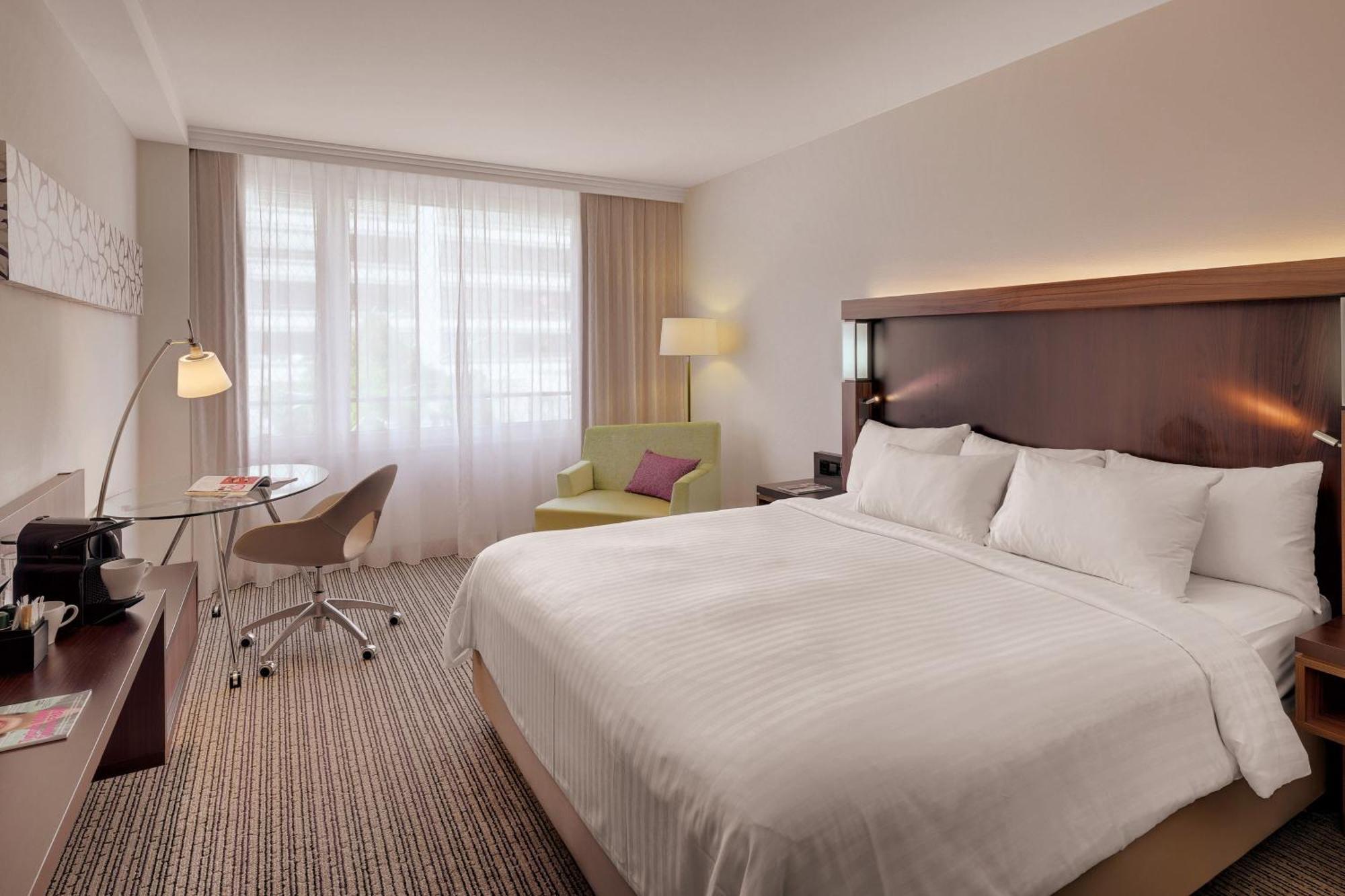 Готель Courtyard By Marriott Zurich North Екстер'єр фото