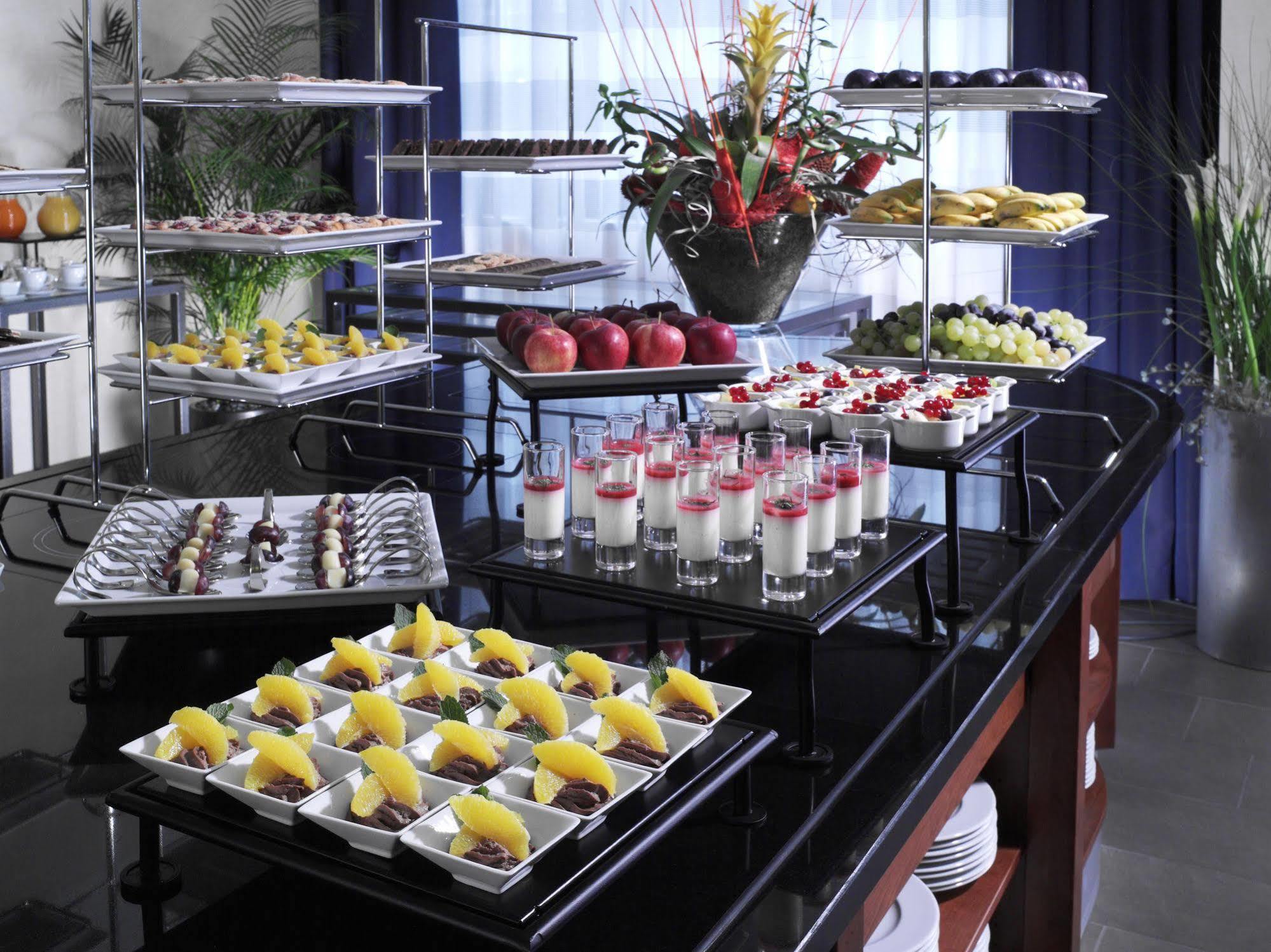 Готель Courtyard By Marriott Zurich North Ресторан фото